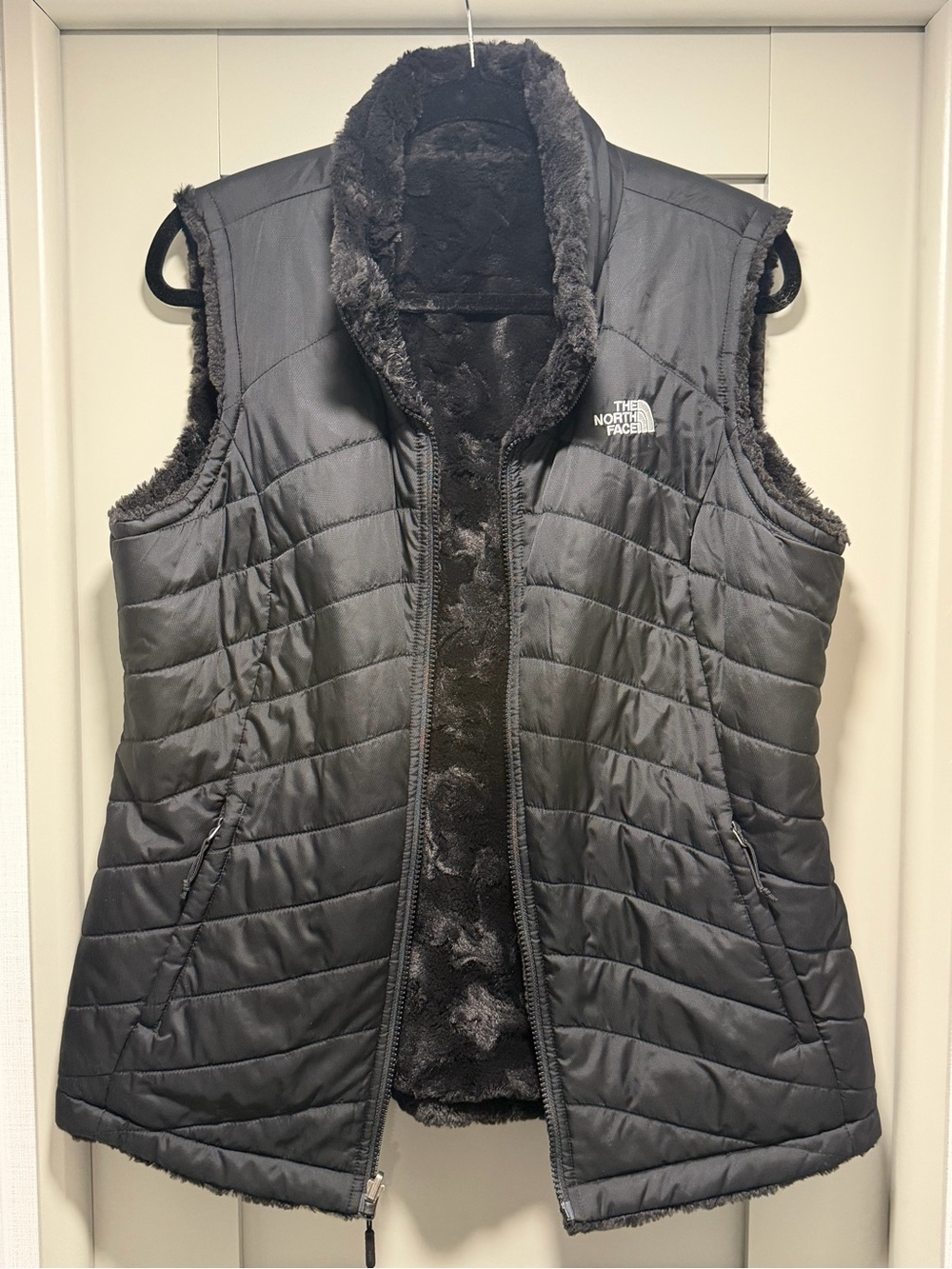 The North Face Women's reversible Black Quilted Vest - Picture 2 of 12